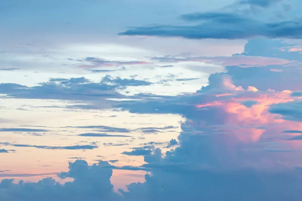 Bulutlar ve mavi gökyüzü ile akşam ışığı