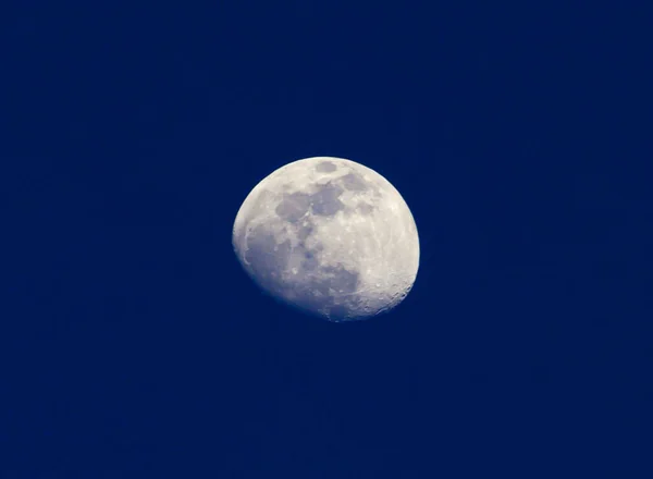 Niet Volle Maan Blauwe Lucht Achtergrond — Stockfoto