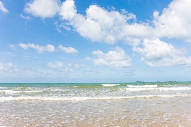 Deniz temiz ve güzel, su berrak ve gökyüzü güzel.