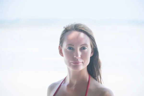 Retrato de la joven en la playa —  Fotos de Stock