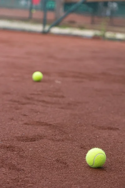 Dos pelotas de tenis verdes en la cancha de barro — Foto de Stock