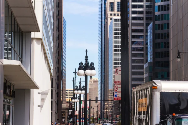Chicago. Day at one of the main streets among skyscrapers — Stock Photo, Image