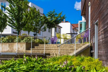 Masa ve renkli sandalyeler Stavanger'deki açık yaz Teras,