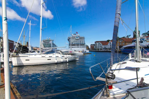 Pier mit Booten und Schiffen in stavanger, Norwegen. Typische Skandale Stockbild