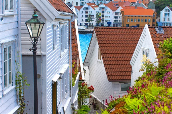 Old street with white wooden houses with tiled roofs in the cent — Stock Image Old street with white wooden houses with tiled roofs in the cent Stock Photo