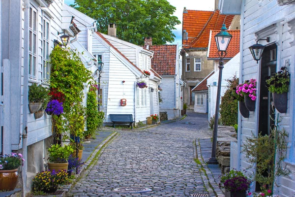 Stará ulice s bílými dřevěnými domy s střech v centů Stock Snímky