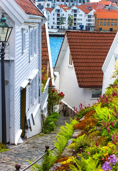 Oude straat met witte houten huizen met pannendaken in de cent Stockfoto