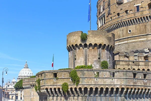 Antico castello con torre e Cattedrale di San Paolo in prospettiva — Foto Stock