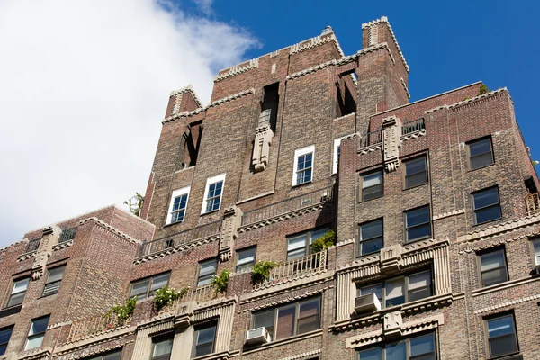 Gebäude im Wohnviertel in New York an einem klaren Tag — Stockfoto