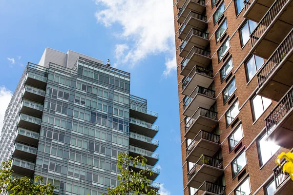 Barrio Residencial en Nueva York y rascacielos en un día despejado — Foto de Stock