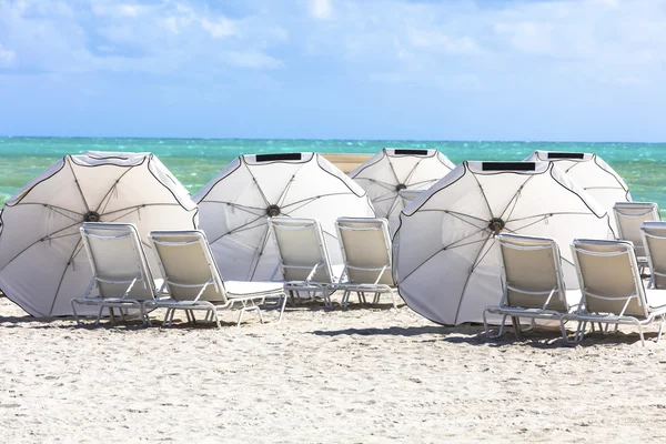 Sombrillas en la playa del océano. Miami Beach, Florida . —  Fotos de Stock