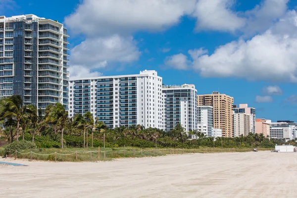 Nowoczesne budynki mieszkalne na wybrzeżu w Miami Beach, Florid — Zdjęcie stockowe