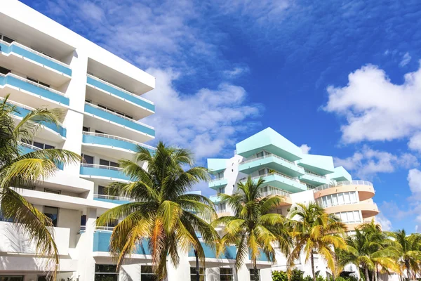 Beyaz ve mavi Ocean Drive binalarda. Miami Beach, Florida