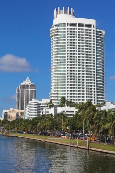 Bílé obytné budovy v Miami Beach, Florida Stock Obrázky