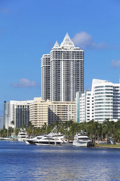 Edifícios residenciais brancos em Miami Beach, Flórida Fotografias De Stock Royalty-Free