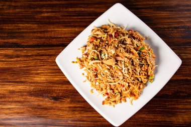 Sebze Schezwan siyah kasede kızarmış pirinç ve koyu arkaplan. Zechuan vejetaryen pirinci, biberli, yeşil fasulyeli ve havuçlu bir Hint mutfağıdır. Üst görünüm