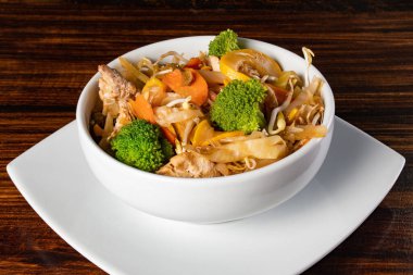 Çeşitli Asya yemekleri, koyu kırsal ahşap arka plan. Çin yemekleri. Etli Asya pirinci, mezeler, Çin buğulamalı çörekler. Mesaj için yer var. Üst Manzara. Asya tarzı