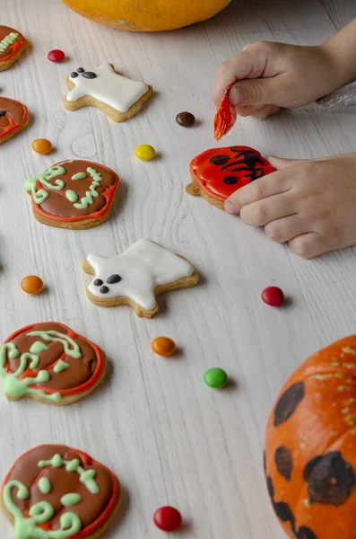 Niño Decora Galletas Para Halloween Parte Superior — Foto de Stock