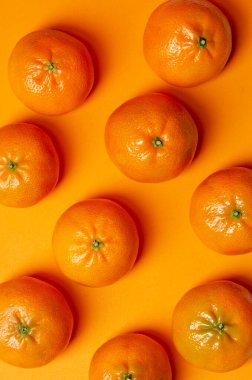 Arka planda mandalina var. Bir sürü olgun mandalina.