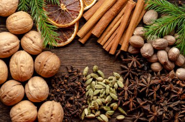 Baharatlar hazır. Yemek, anason, kakule, karanfil, tarçın için çeşitli kış baharatları