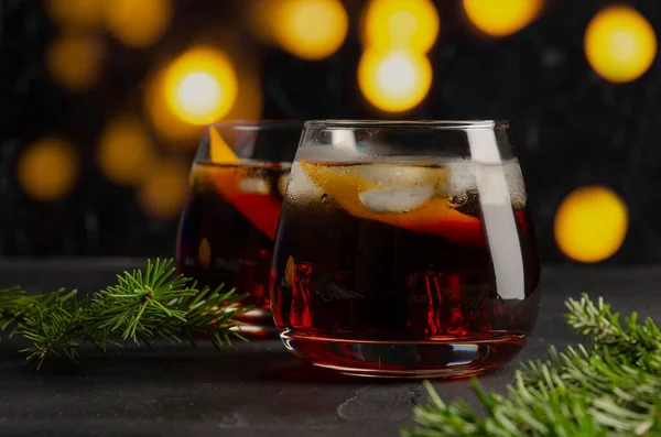 Două pahare de cocktail boulevardie pe fundalul negru cu decor de Crăciun — Fotografie, imagine de stoc
