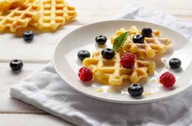 Kahvaltı için taze yaban mersinli waffle.