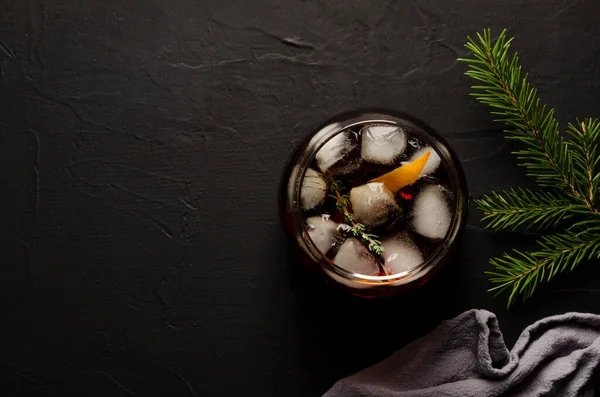 Ποτήρι boulevardie cocktail σε μαύρο φόντο με χριστουγεννιάτικη διακόσμηση — Φωτογραφία Αρχείου