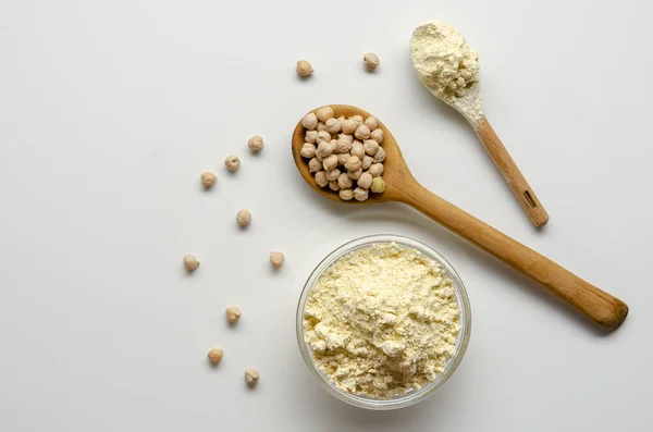 Gramm Mehl aus Kichererbsen auf weißem Hintergrund — Stockfoto