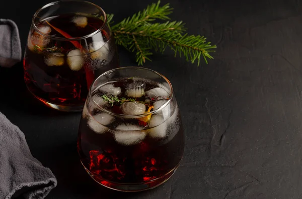 Zwei Gläser Boulevardie Cocktail Auf Schwarzem Hintergrund Mit Weihnachtlichem Hintergrund — Stockfoto