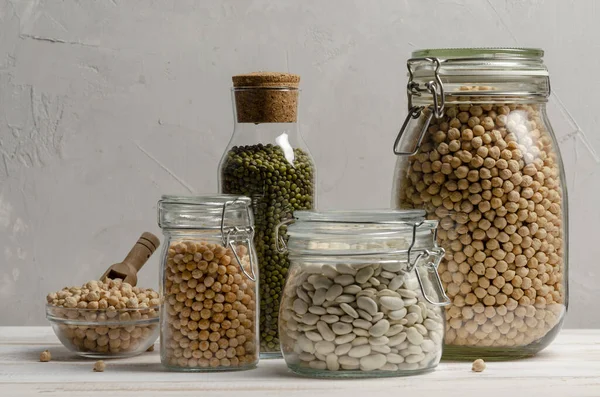 Tarro Con Frijoles Legumbres Sobre Fondo Gris Con — Foto de Stock