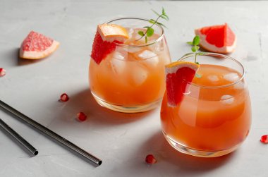 Greyfurt ve limonlu Paloma Kokteyli. Metin için boşluk