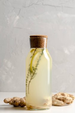 Şişede zencefilli ve limonlu içecek. Boşluğu kopyala