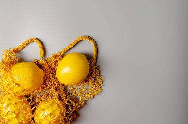 Gri arka planda taze limonlar. Yılın rengi