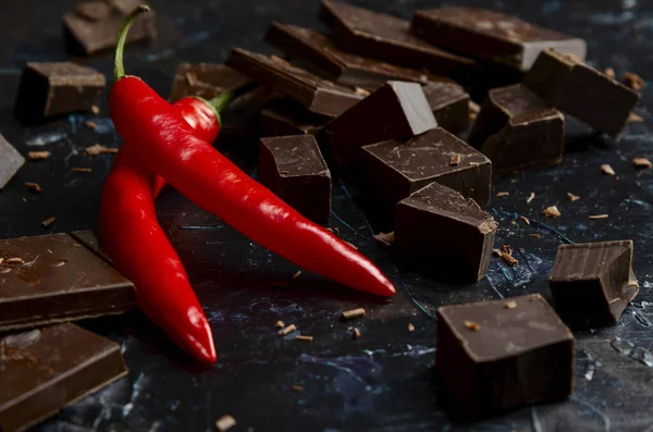 Koyu kırmızı biberli çikolata.