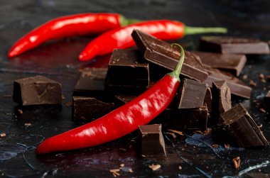 Koyu kırmızı biberli çikolata.