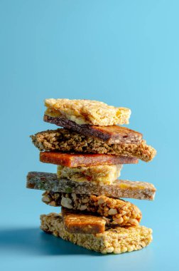Maviye izole edilmiş çeşitli granola çubukları