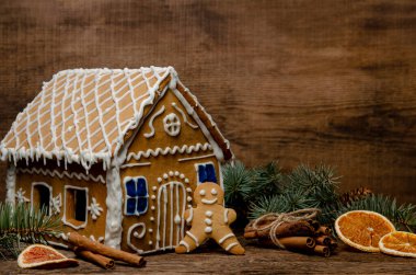 Zencefilli kurabiye evi ve ahşap kırsalda bir adam.