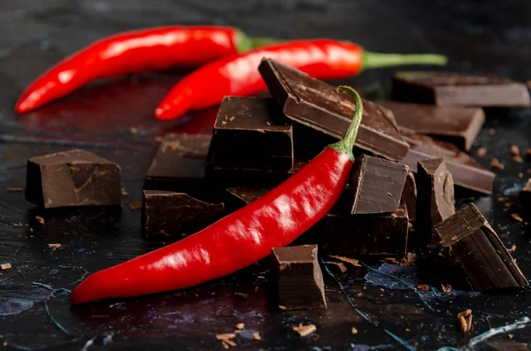 Koyu kırmızı biberli çikolata.