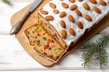 Noel pastası. Pastayı dilimle.