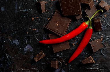 Koyu arkaplanda kırmızı biberli çikolata.