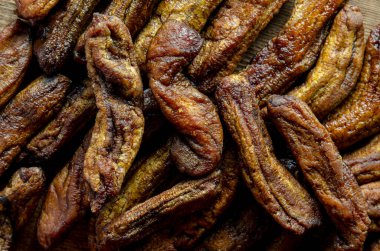 Ahşap arka planda kurumuş muz. Üst