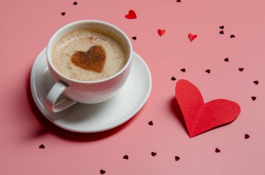 Sevgililer Günü. Pembe arka planda bir fincan kahve ve papper heart.