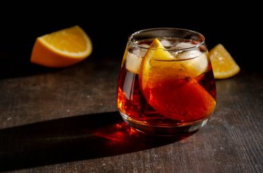 Prange dilimli Negroni kokteyli.