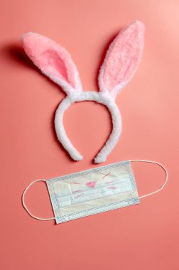 Mürekkep arkaplanda tıbbi maskesi olan Paskalya tavşanı. Paskalya
