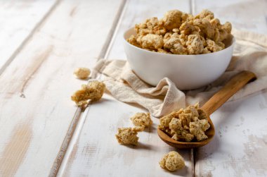 Kuru vejetaryen eti. Ahşap üzerinde soya eti