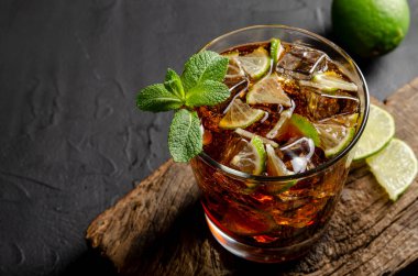 Küba libre, rom ve kola bardakta limonlu ve siyah naneli.