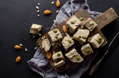 Çok yaşa ayçiçeği. Ahşap zemin üzerinde Halva.