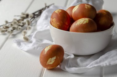 Soğan kabuklu Paskalya yumurtaları