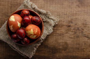 Soğan kabuklu Paskalya yumurtaları