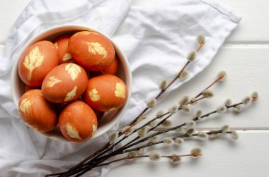 Paskalya yumurtaları soğanlı ve söğütlü.